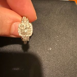 Engagement ring. White gold and diamonds.